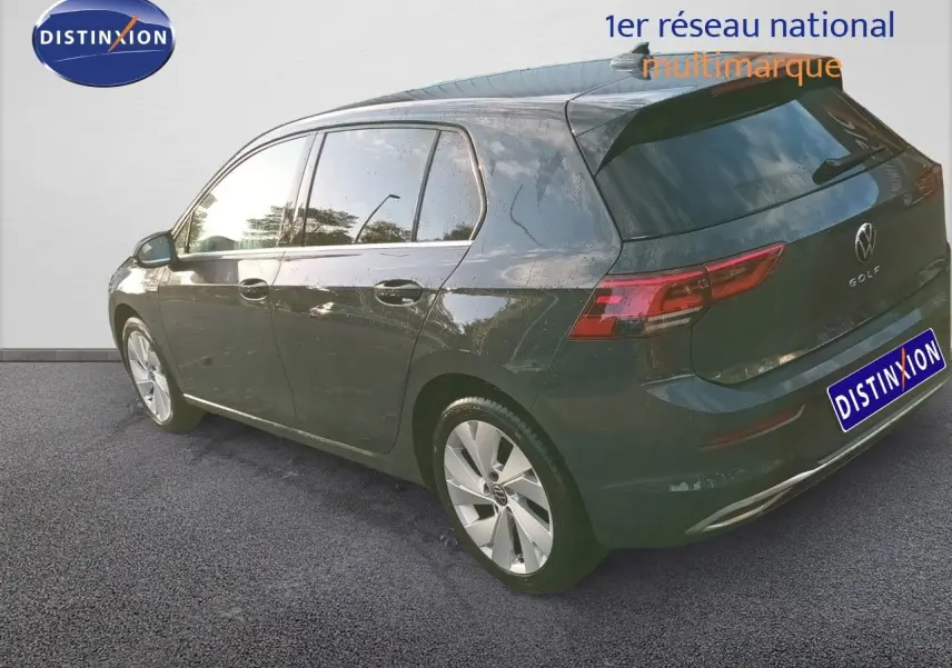 Vue 3/4 arrière droite d'une Volkswagen Golf 1.5 TSI 130ch Style gris Urano avec jantes alliage et feux LED arrière.