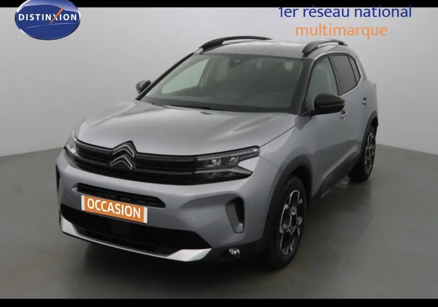 Citroën C5 Aircross gris Artense métal en 3/4 avant droit dans un studio lumineux sans décor.
