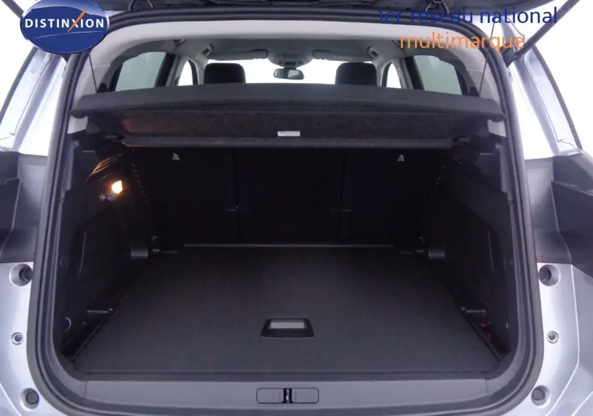 Gros plan sur la commande de régulateur de vitesse du Citroën C5 Aircross 2022 en cuir minoir gris artense metal.