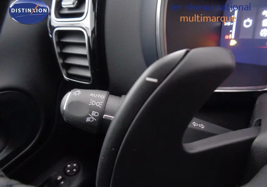 Vue rapprochée du volant cuir noir et tableau de bord digital du Citroën C5 Aircross gris Artense 2022 finition Shine.