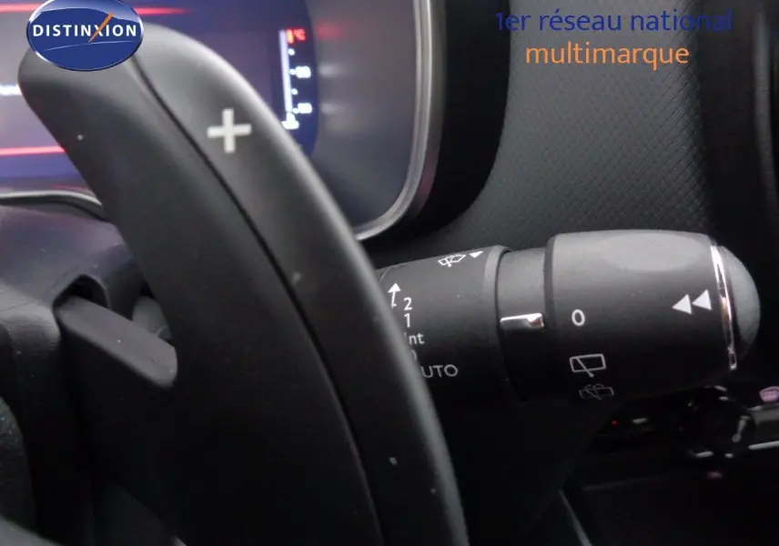 Coffre ouvert du Citroën C5 Aircross gris Artense métal, vue arrière montrant l'espace de chargement vide et la tablette cache-bagages.