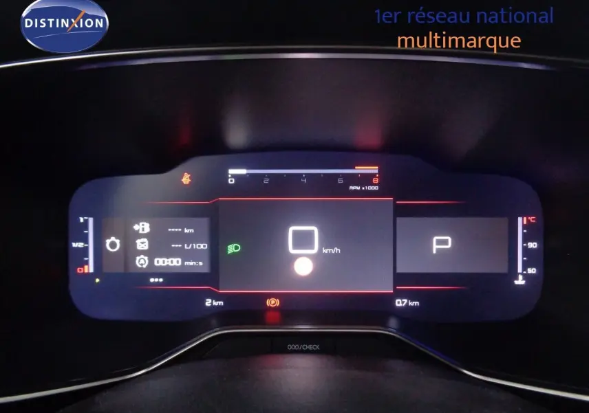 Gros plan sur la roue avant gauche du Citroën C5 Aircross gris Artense avec jante alliage bicolore au design moderne.