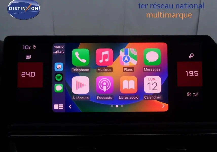 Gros plan sur la commande des phares à gauche du volant dans l'habitacle du Citroën C5 Aircross gris 2022.