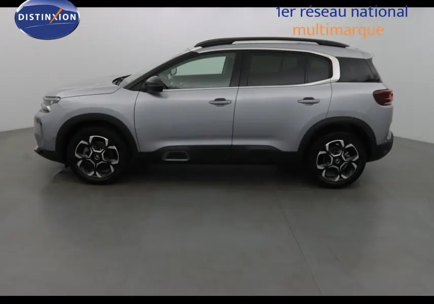 Vue arrière d'un Citroën C5 Aircross 2022 gris Artense métallisé avec feux arrière foncés et double sortie d'échappement intégrée.