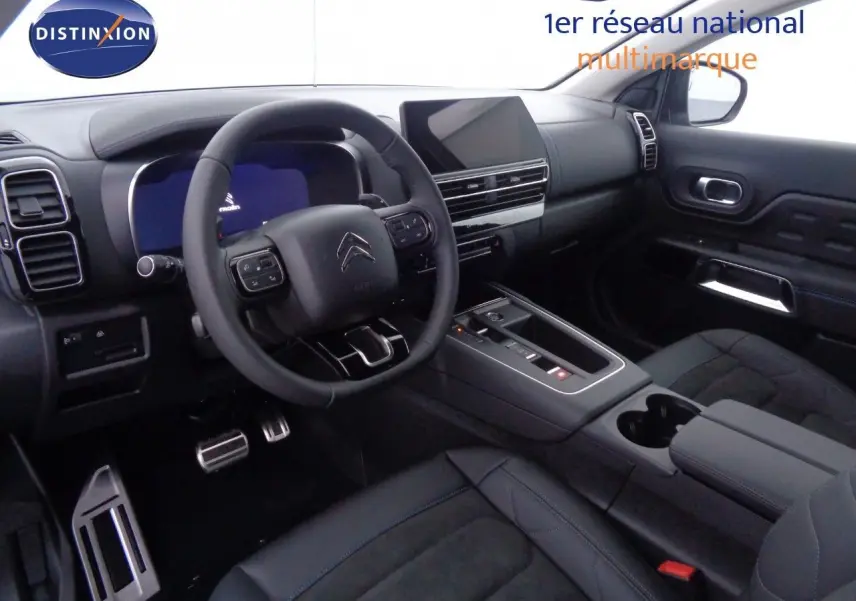 Intérieur avant du Citroën C5 Aircross 2022 gris, sièges en cuir et alcantara noirs avec console centrale visible.