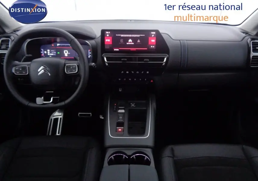 Intérieur noir du Citroën C5 Aircross 2022, vue côté conducteur sur le tableau de bord et console centrale moderne.