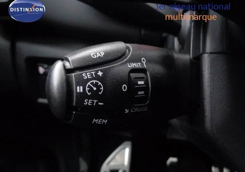 Vue intérieure sur la banquette arrière en cuir noir du Citroën C5 Aircross 2022 finition Shine.