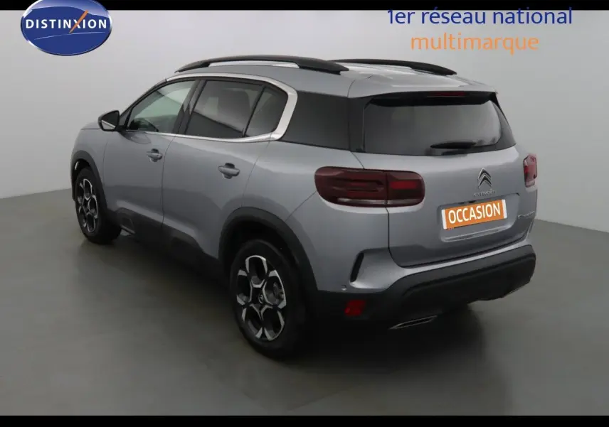 Vue frontale d'un Citroën C5 Aircross gris Artense métal avec calandre noire et plaques d'immatriculation bleues Zero KM.