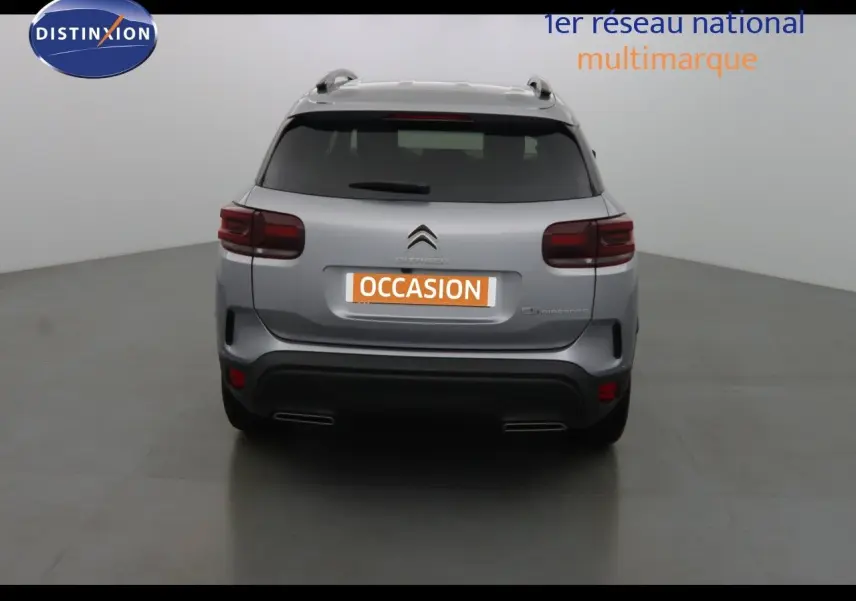 Citroën C5 Aircross gris Artense métal vu en 3/4 arrière droit dans un studio lumineux, avec jantes bi-ton.