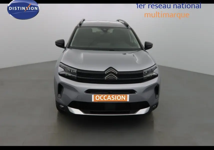 Vue 3/4 arrière gauche d'un Citroën C5 Aircross gris Artense métal avec toit noir et jantes bicolores.