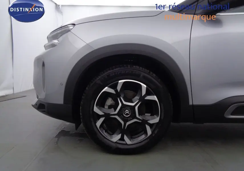 Vue rapprochée de la console centrale du Citroën C5 Aircross gris Artense, avec sélecteur de boîte auto et bouton start/stop.