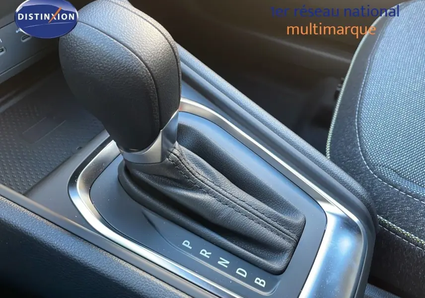 Le levier de vitesses automatique en cuir noir du Renault Captur E-Tech Hybrid 2025, vue rapprochée de la console centrale.