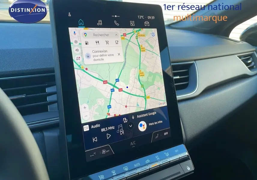 Écran tactile central affichant la navigation et la radio dans l’habitacle du Renault Captur bleu Iron Metal 2025.