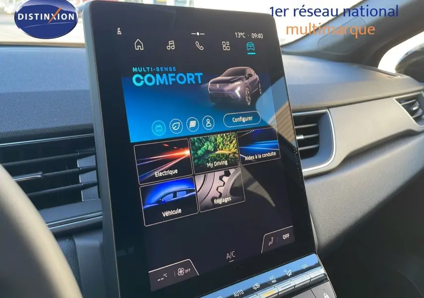 Écran tactile central du Renault Captur E-Tech Hybrid 2025 affichant le mode Confort, intérieur gris noir.