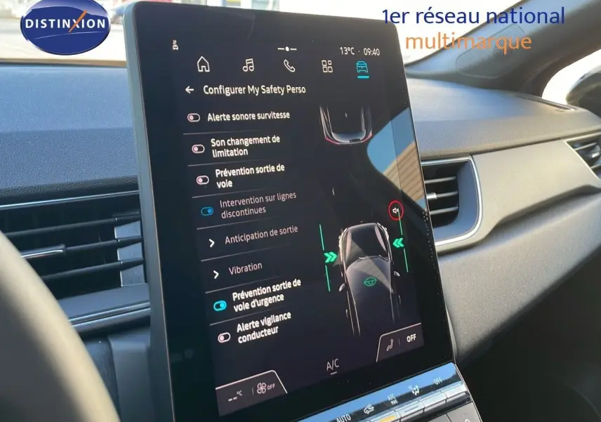 Vue intérieure du tableau de bord du Renault Captur E-Tech Hybrid 2025, écran tactile affichant les aides à la conduite.