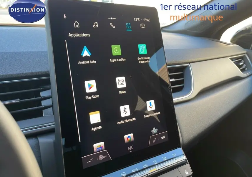 Écran tactile central du tableau de bord du Renault Captur E-Tech Hybrid 2025, avec interface multimédia affichée.