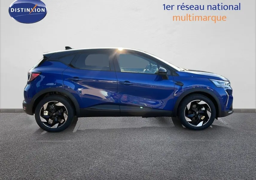 Profil droit du Renault Captur E-Tech hybride 2025 en bleu Iron Metal avec toit noir et jantes noires.