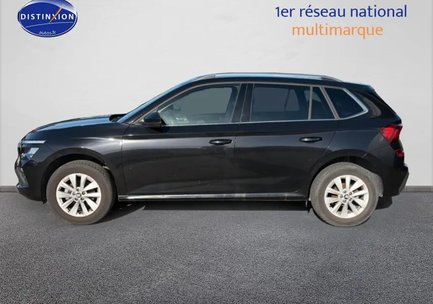 Vue latérale droite d'un Skoda Kamiq noir 2025 avec jantes alu et barres de toit visibles.