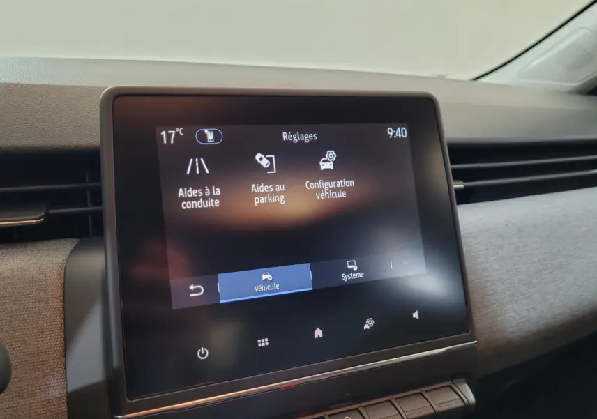 Écran tactile central affichant les réglages d’aides à la conduite dans l’habitacle d’une Renault Clio bleu 2025.