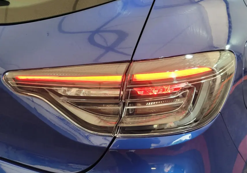 Feu arrière droit allumé sur Renault Clio bleu Evolution Blue dCi 100, vue en gros plan côté arrière.