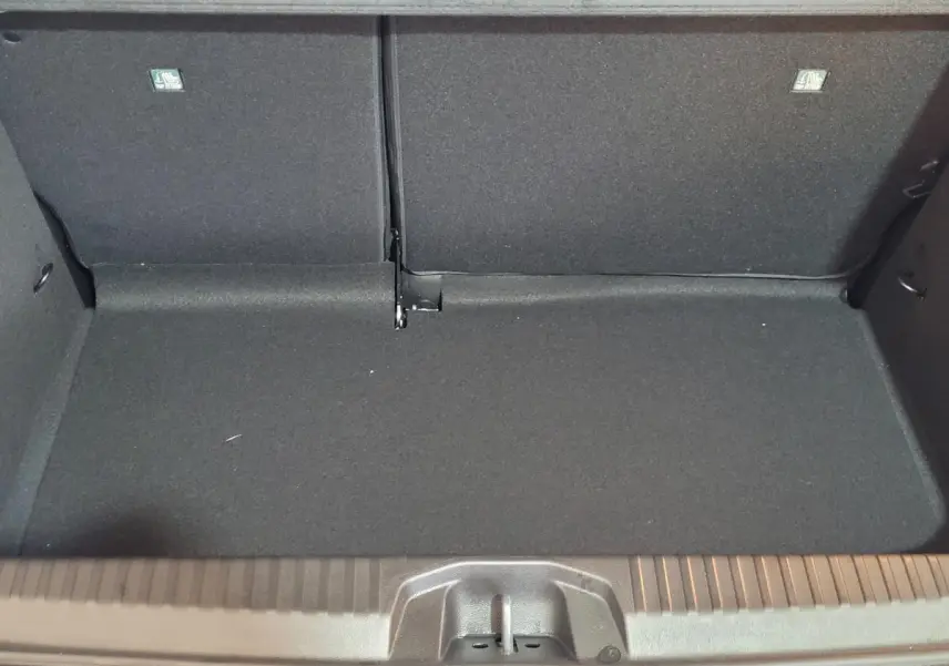 Coffre ouvert de la Renault Clio Evolution Blue dCi 100 2025, vue intérieure, revêtement noir uniforme.