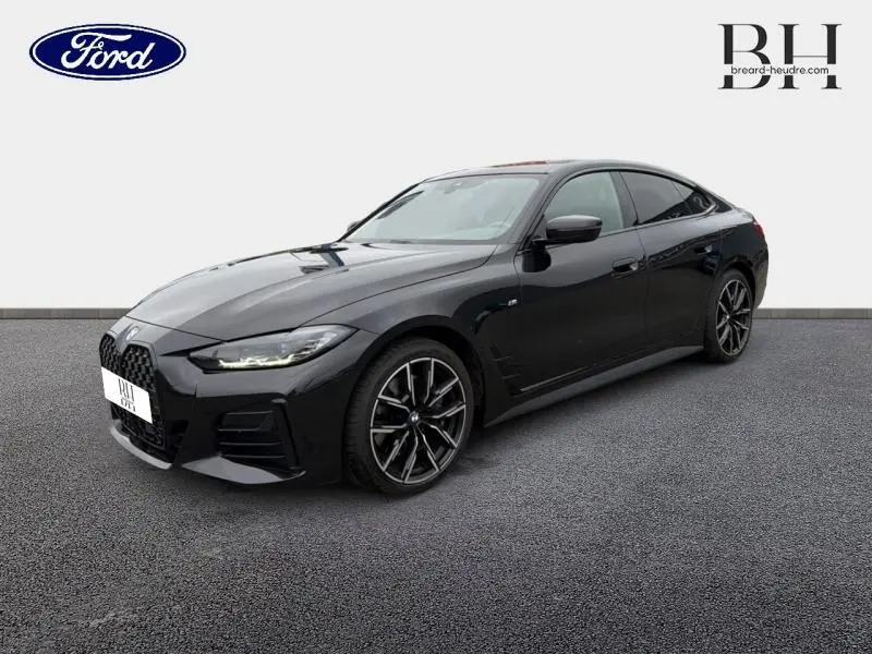 BMW Série 4 Gran Coupe 420iA M Sport en saphirschwarz métallisé vue 3/4 avant droit avec jantes sport noires.