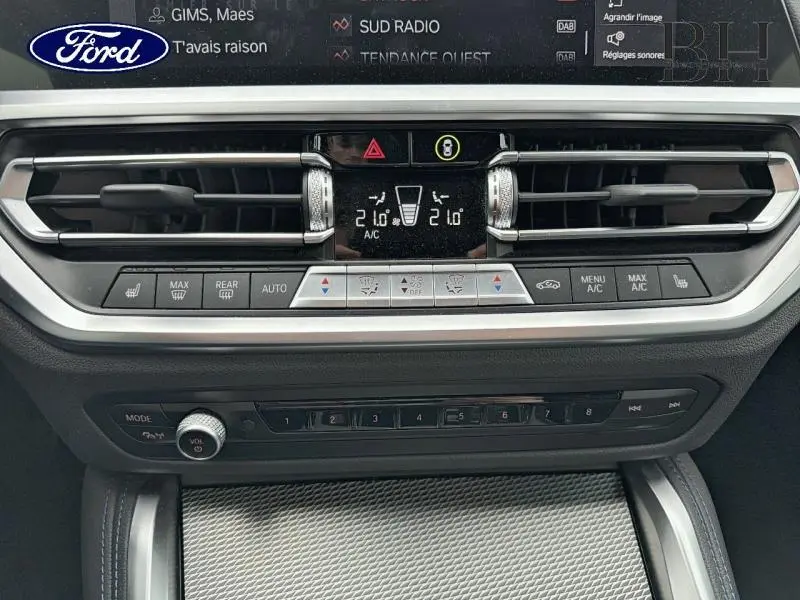 Détail du tableau de bord de la BMW Série 4 Gran Coupe 420iA 2022, avec commandes climatisation et finition carbone.