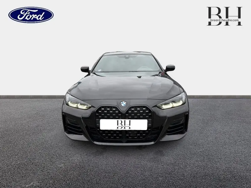 Vue frontale d'une BMW Série 4 Gran Coupé 420iA M Sport en noir saphir métallisé avec calandre imposante et phares LED allumés.