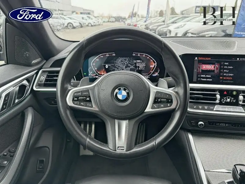 Vue intérieure centrée sur le volant cuir multifonction de la BMW Série 4 Gran Coupe F36 420iA Saphirschwarz métallisé.