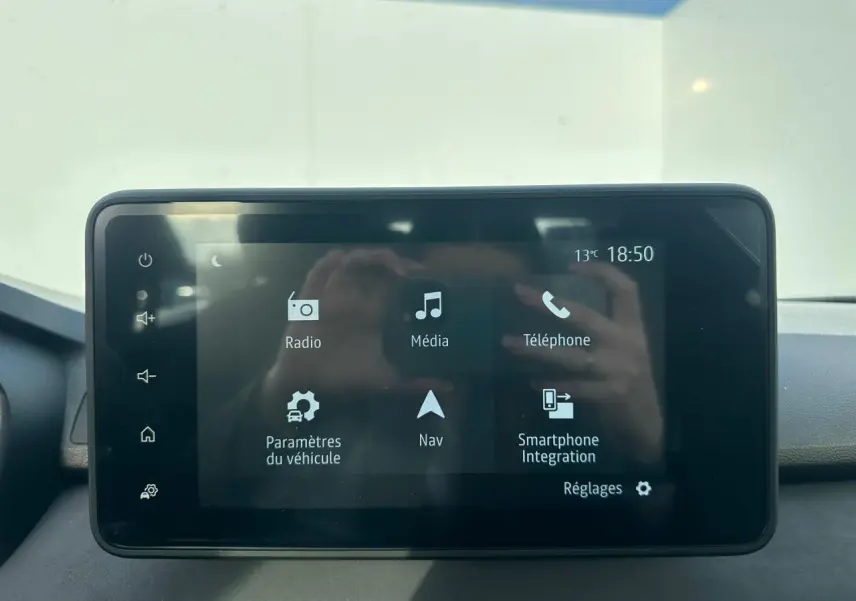 Écran tactile 8 pouces du système multimédia Dacia Sandero III Stepway, affichant les options radio, média et navigation.