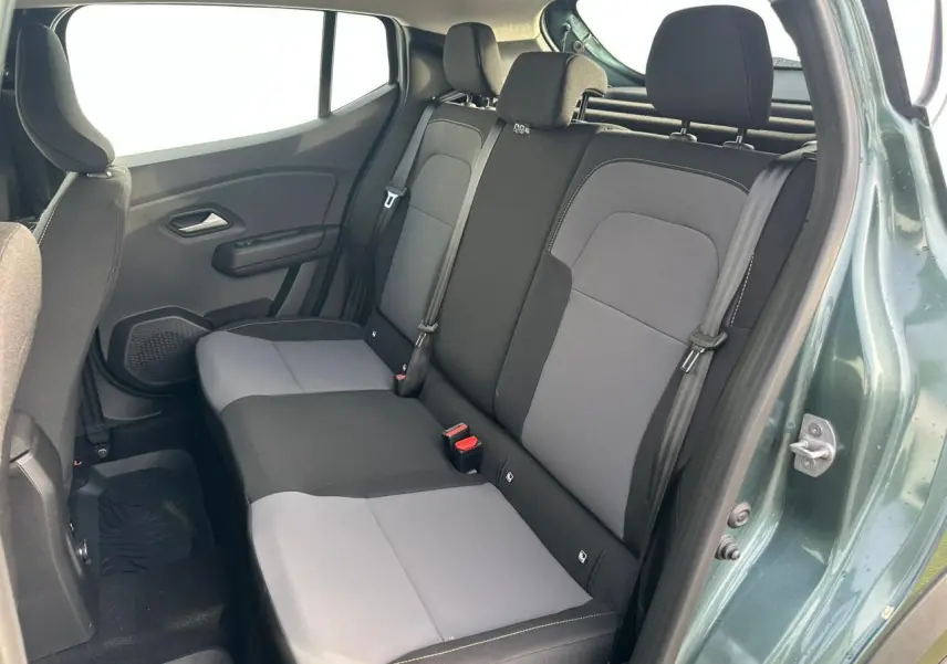 Vue intérieure arrière côté droit de la banquette bicolore gris et noir de la Dacia Sandero III Stepway vert cèdre.