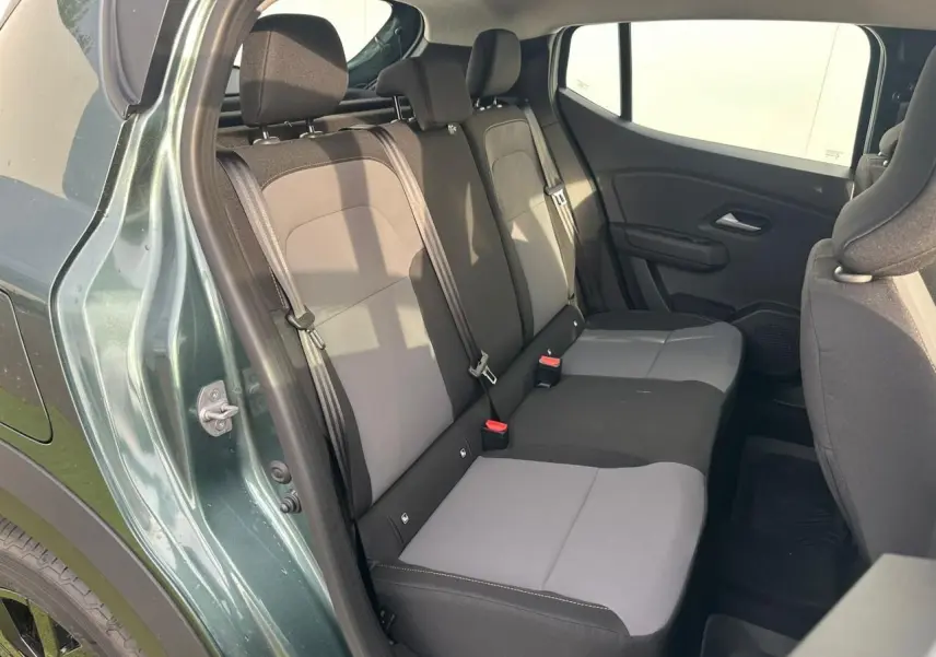 Vue intérieure arrière côté gauche de la banquette bicolore gris et noir du Dacia Sandero III Stepway vert cèdre.