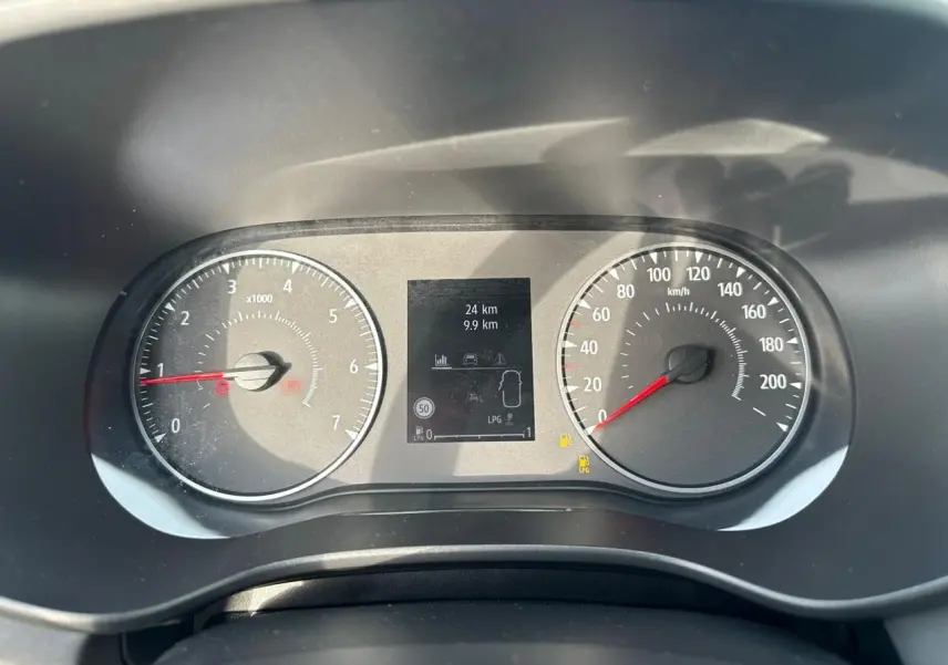 Tableau de bord de Dacia Sandero III Stepway, vue frontale sur compteurs analogiques et écran numérique central.