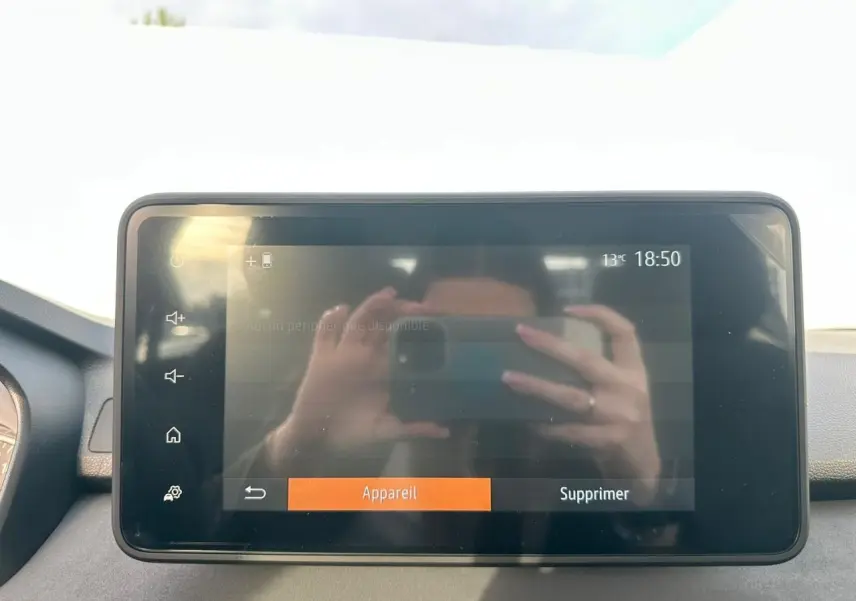 Écran tactile multimédia 8 pouces de la Dacia Sandero III Stepway, vue frontale intérieure, reflet visible.