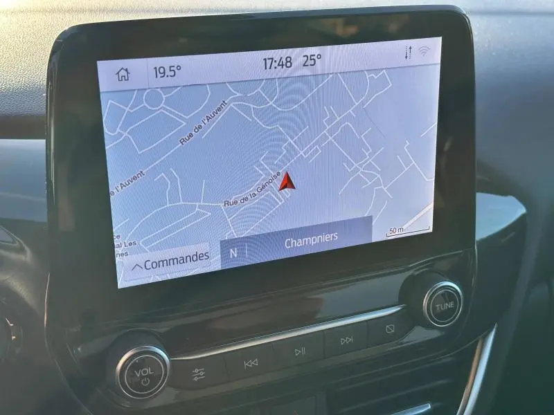 Écran tactile central du Ford Puma 2024 affichant la navigation avec carte et commandes multimédia en intérieur.