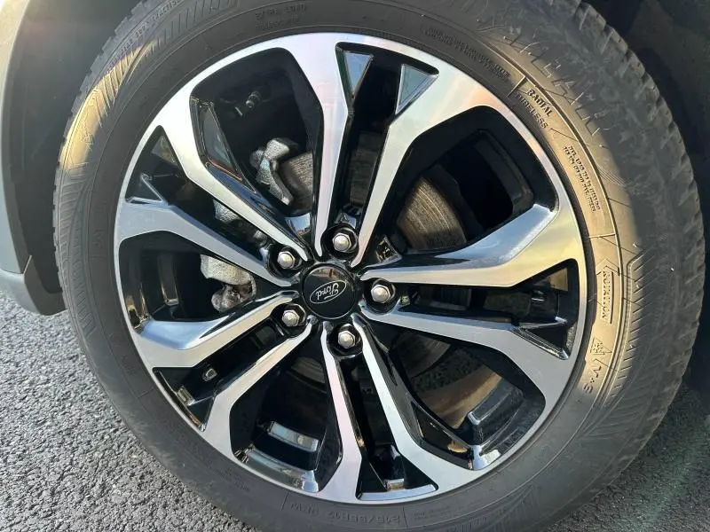 Gros plan sur la jante alliage bicolore noire et argentée du Ford Puma 1.0 EcoBoost gris Solar métallisé, roue avant droite.