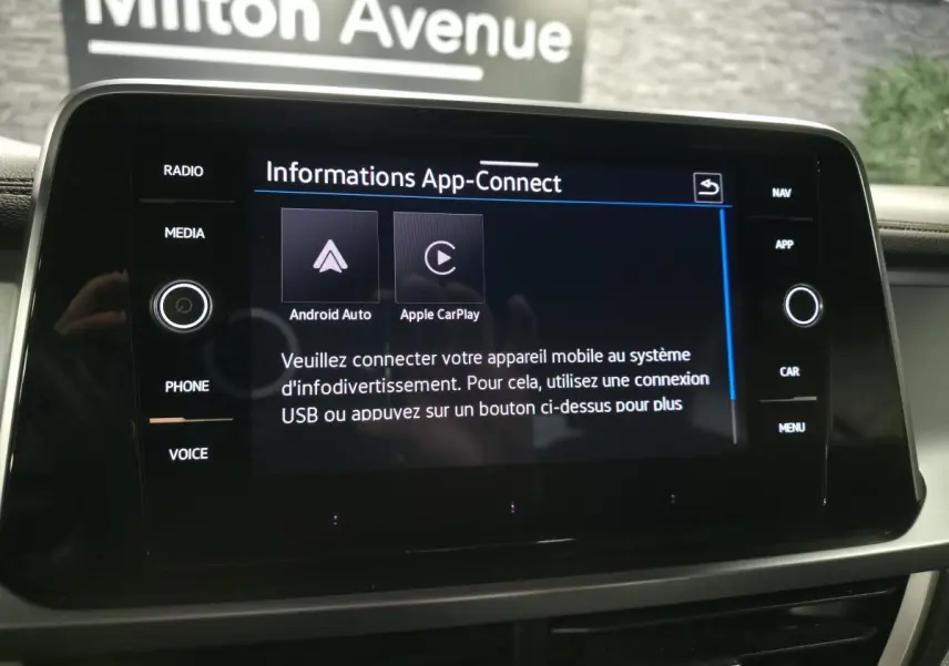 Vue intérieure du tableau de bord du Volkswagen T-Roc Cabriolet gris avec écran tactile App-Connect allumé.