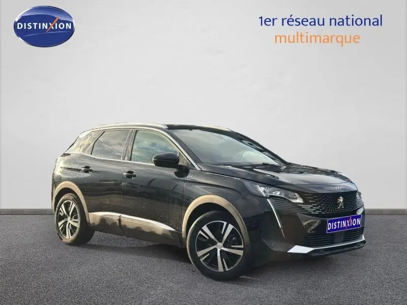 Peugeot 3008 noir vue 3/4 avant droit, mettant en valeur sa calandre distinctive et ses jantes modernes.
