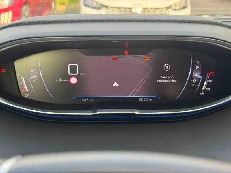 Vue rapprochée du tableau de bord numérique du Peugeot 3008 2024, affichant la navigation et les alertes.