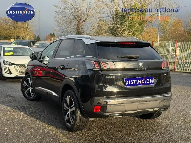 Peugeot 3008 noir vue 3/4 arrière droit, avec feux arrière à griffes et jantes alliage distinctives.