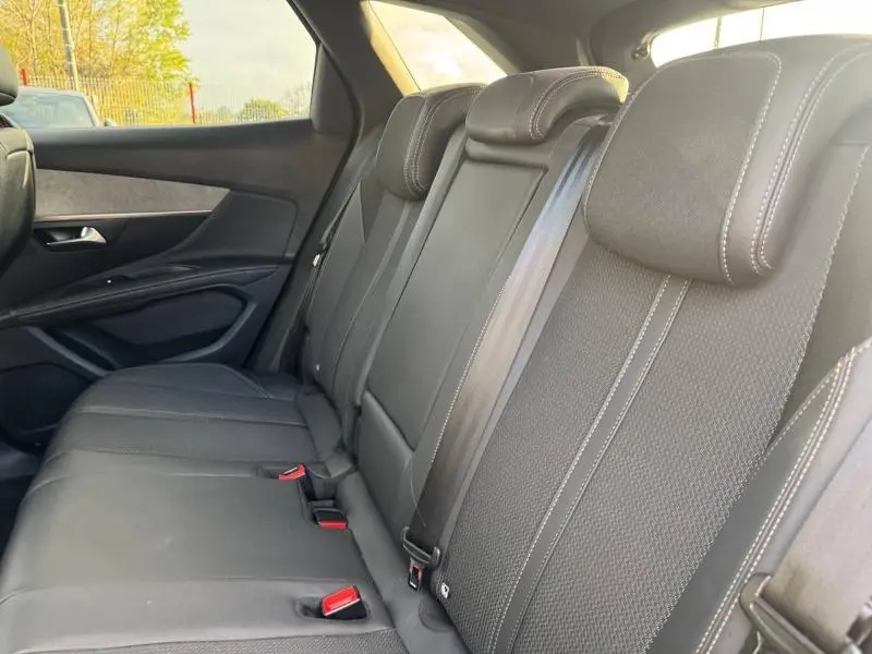 Vue intérieure côté droit des sièges arrière noirs du Peugeot 3008 2024, finition GT avec surpiqûres contrastées.
