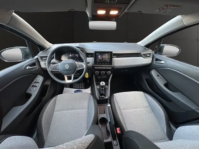 Intérieur avant de la Renault Clio Evolution Blue dCi 100 2025, tableau de bord moderne avec écran tactile central et volant multifonctions.