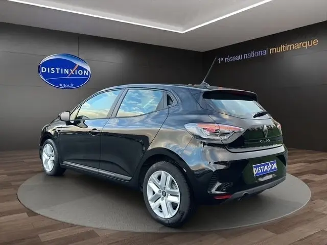 Vue 3/4 arrière droite d'une Renault Clio noire Evolution Blue dCi 100, avec jantes argentées et toit lisse.