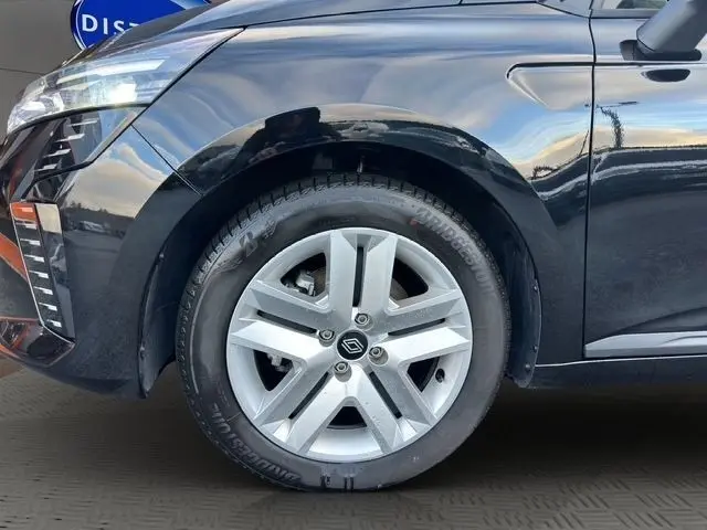 Détail de l'aile avant gauche noire d'une Renault Clio Evolution Blue dCi 100 2025 avec phare LED et rétroviseur ton caisse.