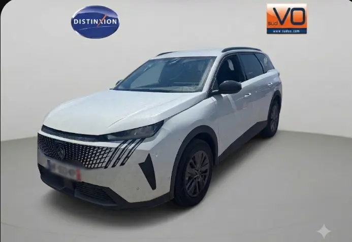 Peugeot 5008 Hybrid blanc en 3/4 avant droit, avec calandre distinctive et jantes foncées, sur fond neutre en studio.