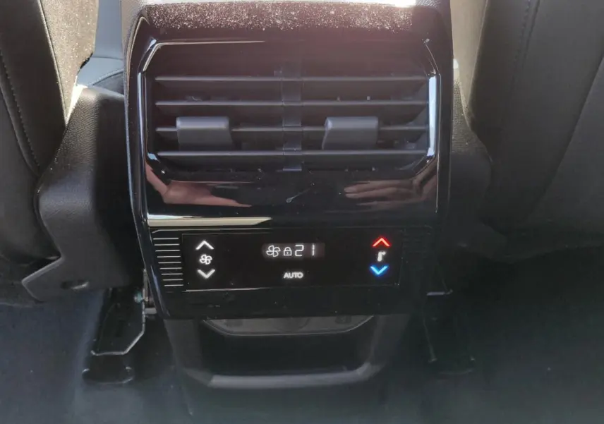 Détail de la commande de climatisation arrière noire du Peugeot 5008 Hybrid 145 ch Allure 2025, vue frontale.