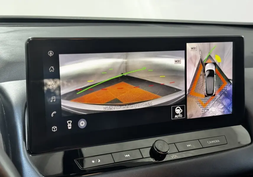 Écran tactile intérieur du Nissan Qashqai e-Power 2023 montrant la caméra 360° d'aide au stationnement en mode recul.