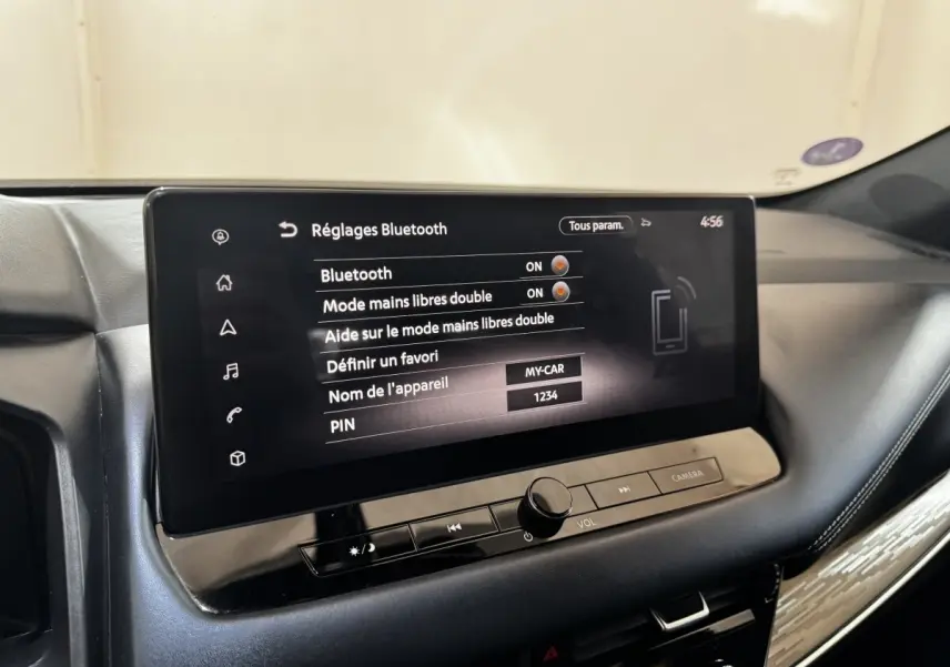 Écran tactile central affichant les réglages Bluetooth du Nissan Qashqai e-Power 190 Tekna noir, vue intérieure rapprochée.