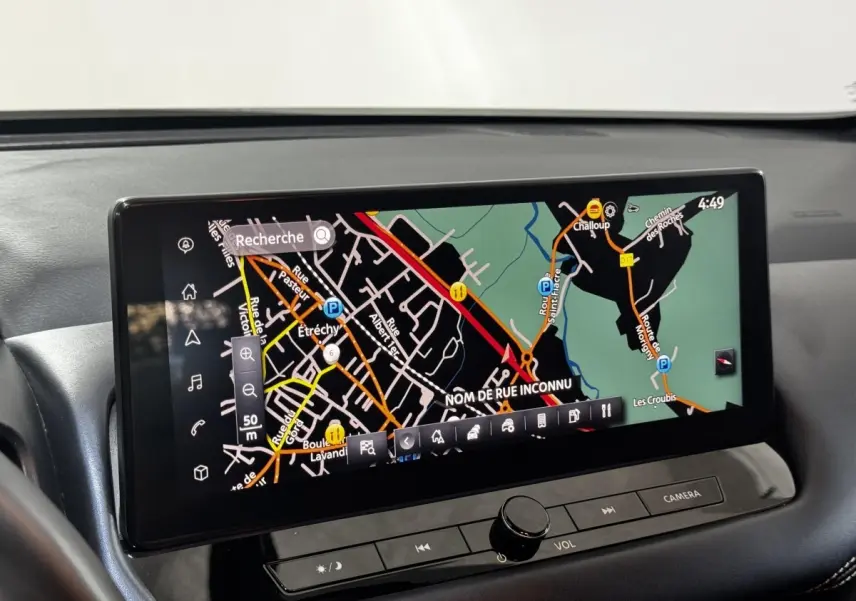 Écran tactile central 12,3 pouces du Nissan Qashqai e-Power 190 Tekna BVA affichant une carte de navigation.