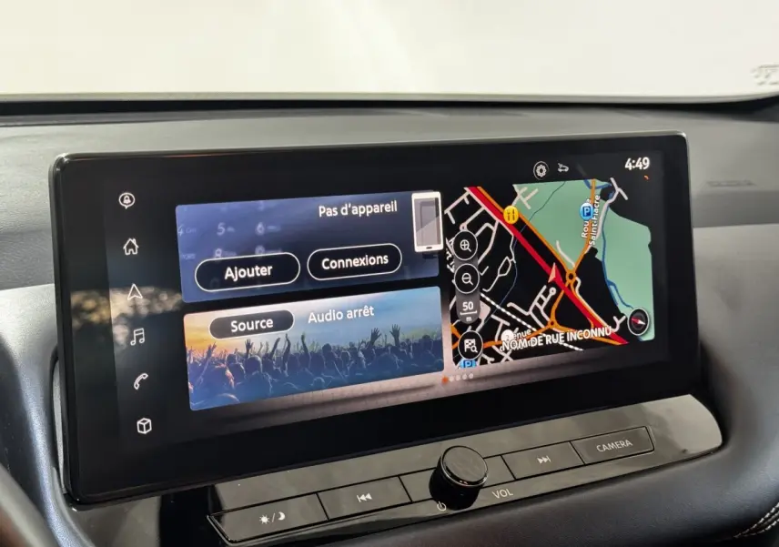 Écran tactile central 12,3 pouces du Nissan Qashqai e-Power 190 Tekna 2023, affichant navigation et options multimédia.
